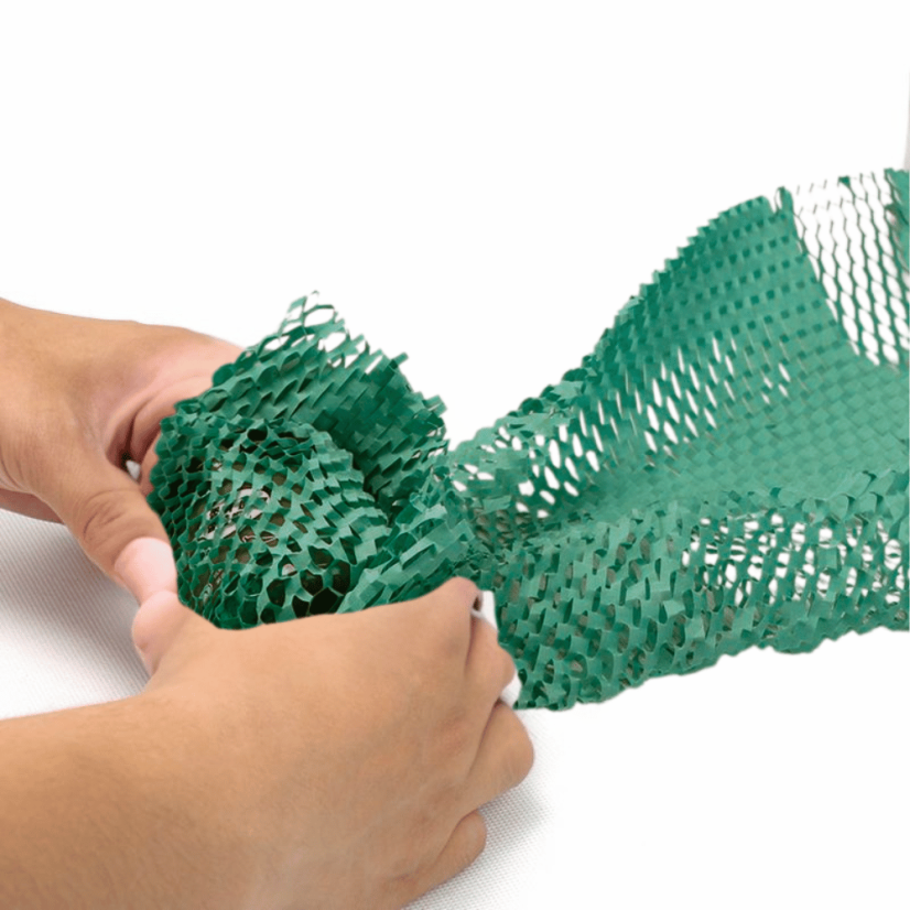 Papierová výplň activaWrap 500 mm, zelená – ukážka použitia, ručné balenie