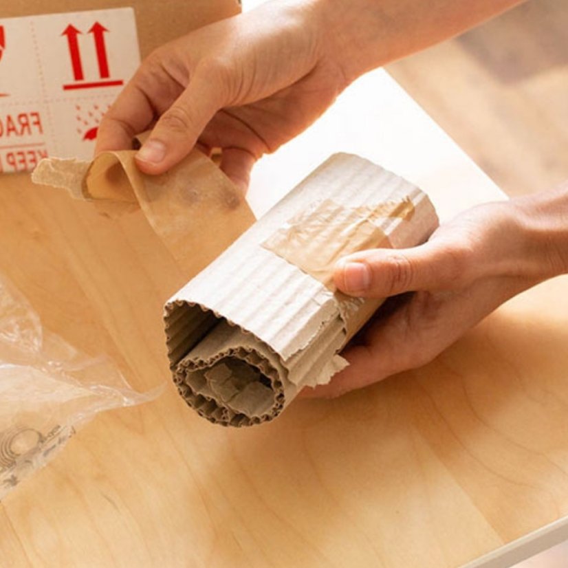 Dvojvrstvová vlnitá lepenka B, šírka 105 cm – rolka v ruke